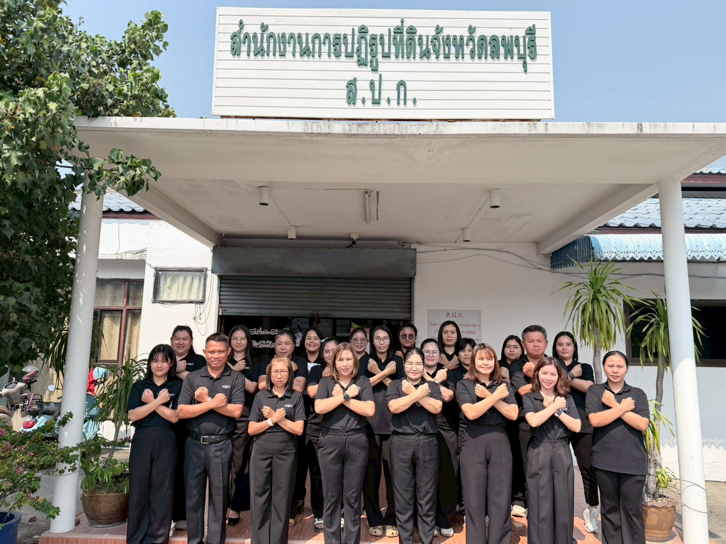 title - สำนักงานการปฏิรูปที่ดินจังหวัดลพบุรี ประกาศเจตนารมณ์เป็นองค์กรคุณธรรม ประจำปีงบประมาณ พ.ศ. 2569 และแสดงออกเชิงสัญลักษณ์ในการต่อต้านการทุจริต สำนักงานการปฏิรูปที่ดินจังหวัดลพบุรี (ส.ป.ก.) นำโดย นางสาววรัญญา นิ่มกุล ปฏิรูปที่ดินจังหวัดลพบุรี พร้อมข้าราชการและเจ้าหน้าที่ ร่วมกันประกาศเจตนารมณ์เป็นองค์กรคุณธรรม ประจำปีงบประมาณ พ.ศ. 2569 และแสดงออกเชิงสัญลักษณ์ ในการต่อต้านการทุจริต และนโยบาย No Gift Policy ไม่รับของขวัญและของกำนัลทุกชนิดจากการปฏิบัติหน้าที่ และประพฤติปฏิบัติตนในสัมมาอาชีพ ดำรงตนเป็นแบบอย่างที่ดี กล้ายืนหยัดในสิ่งที่ถูกต้อง โดยยึดประโยชน์ส่วนรวมเป็นหลัก พร้อมปฏิบัติหน้าที่อย่างเป็นธรรม ด้วยความซื่อสัตย์ สุจริต โปร่งใส ยึดมั่นคุณธรรม จริยธรรม เป็นสำคัญ ในวันที่ 8 เมษายน 2569 ณ สำนักงานการปฏิรูปที่ดินจังหวัดลพบุรี